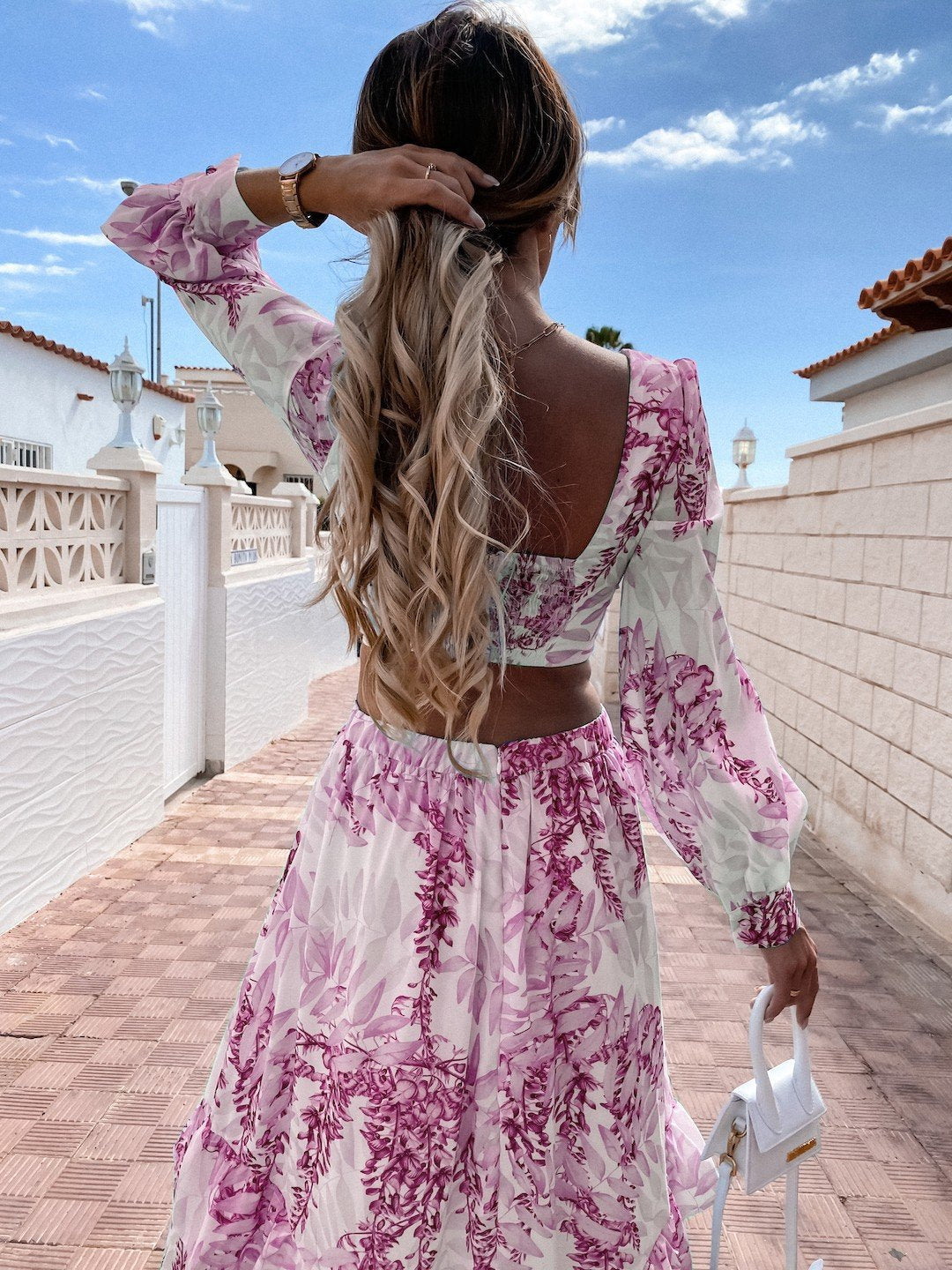 Alazne - Elegancka Maxi Sukienka z Wytwornymi Wycięciami